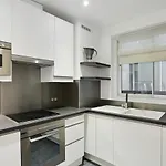 2 Bedroom Luxurious Apartment Next To Arc De Triumphe